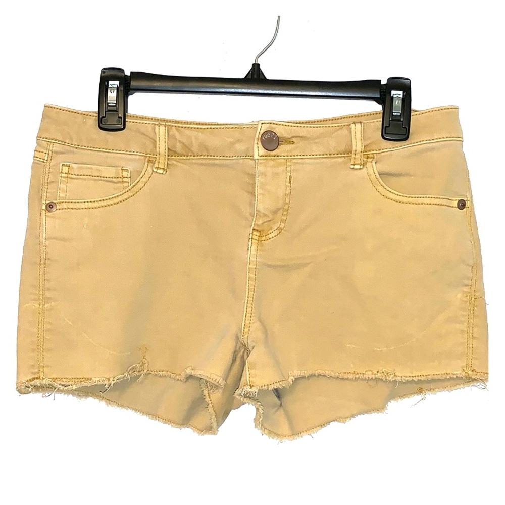 Caramel shorts with frayed ends
